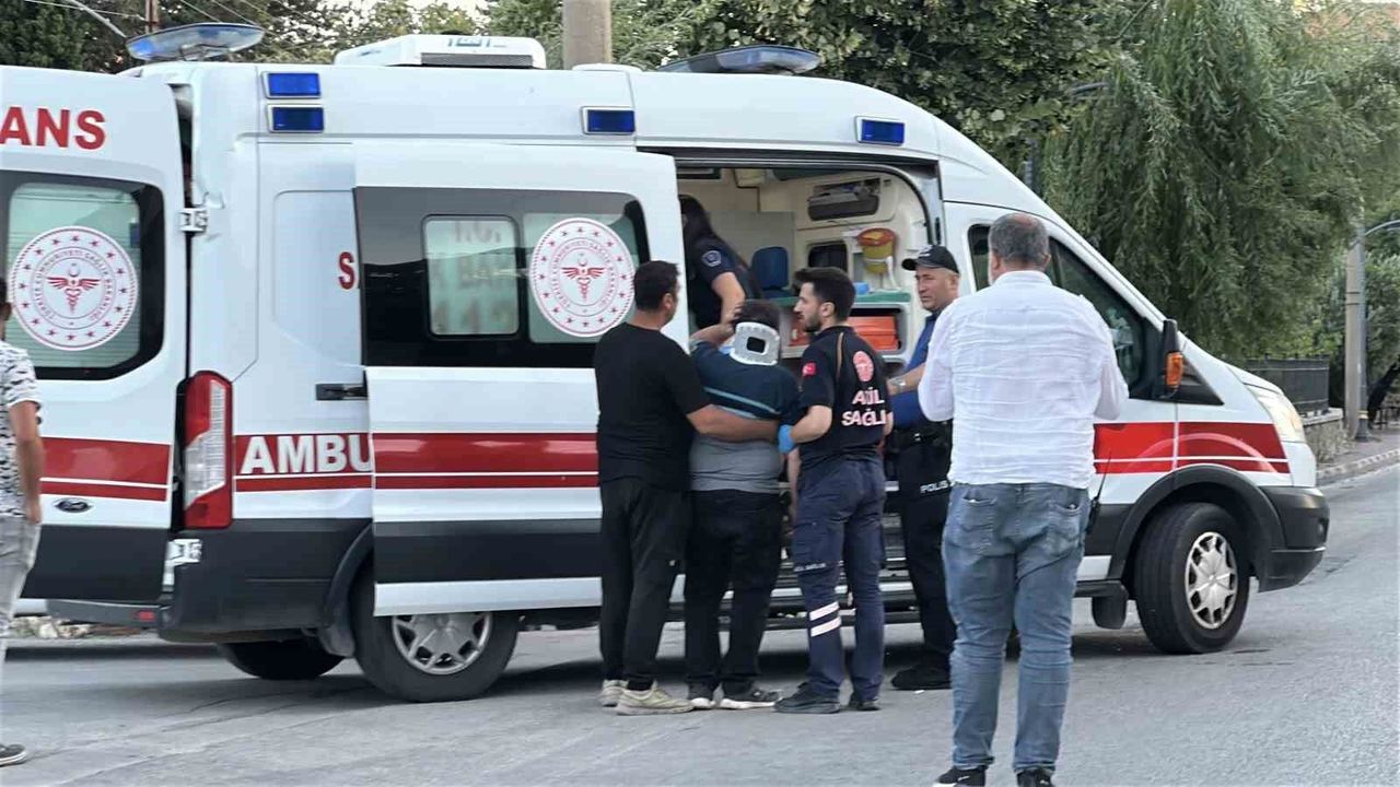 Burdur'da hafif ticari araç ile motosiklet çarpıştı: 1'i ağır 2 yaralı