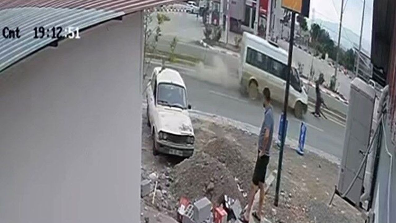 Osmaniye'de minibüs başıboş ata çarptı