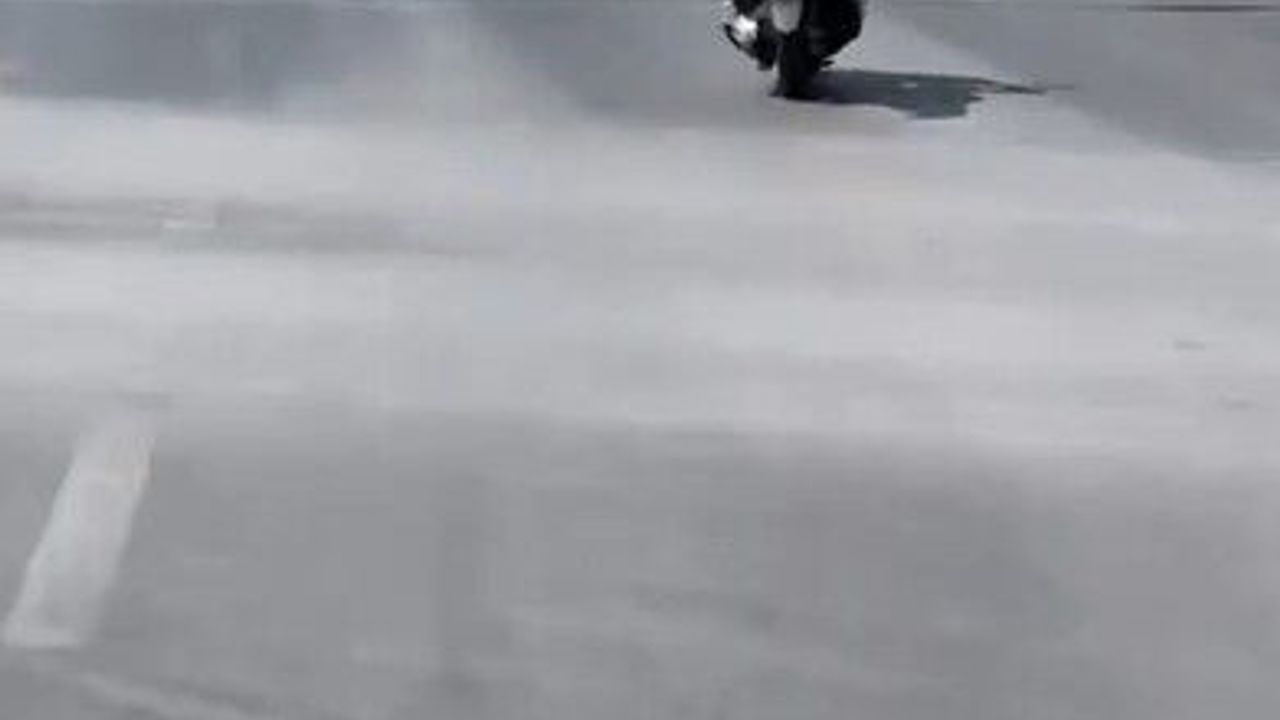 Alanya'da motosikletlinin tehlikeli hareketleri kamerada