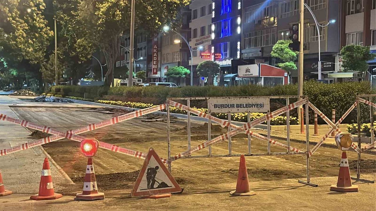 Burdur'da belediyenin gece yaptığı yol çalışması vatandaş talebiyle polis tarafından durduruldu