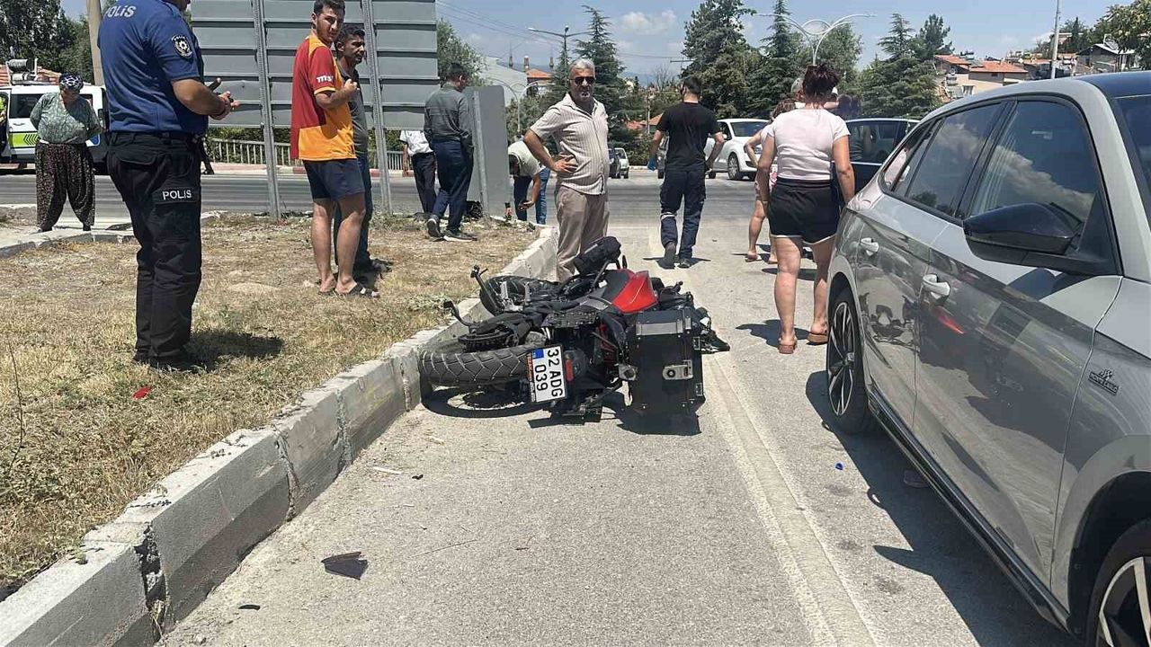 Burdur'da motosiklet ile otomobil çarpıştı: 1 yaralı
