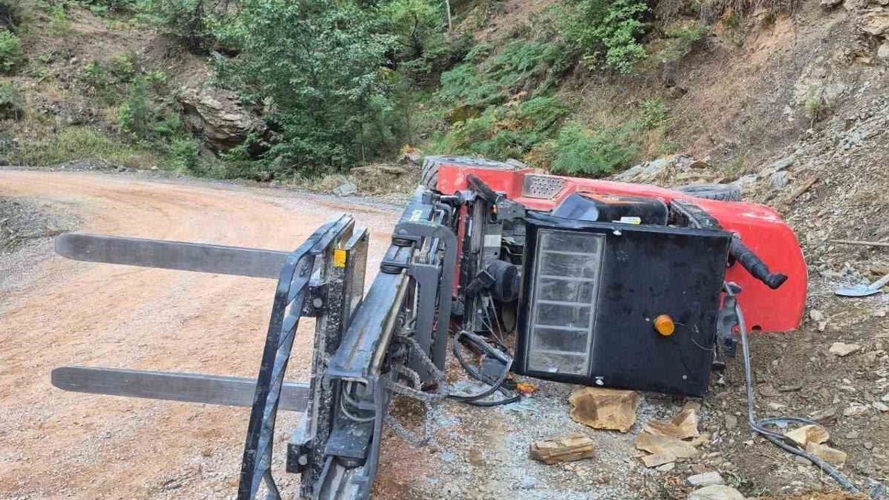 Gazipaşa'da devrilen forkliftin altında kalan sürücü yaralandı