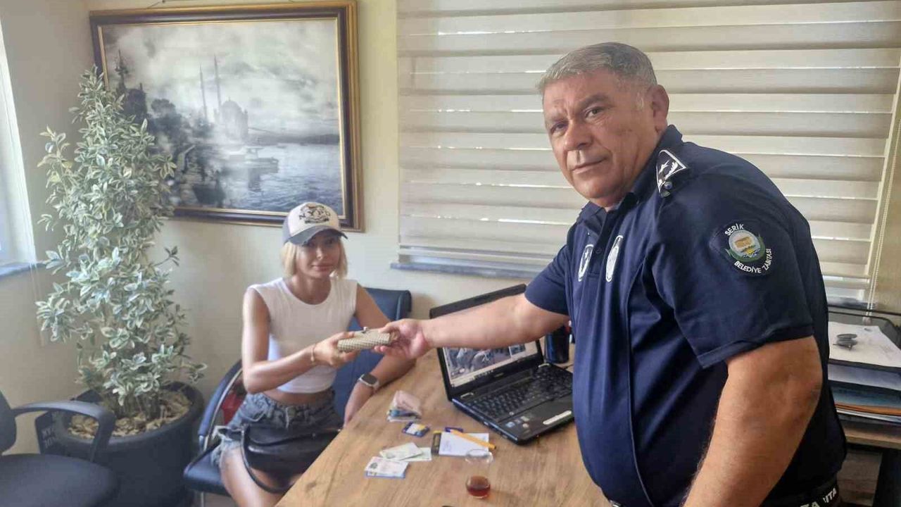 Serik'te zabıta ekipleri buldukları kayıp çantayı sahibine teslim etti