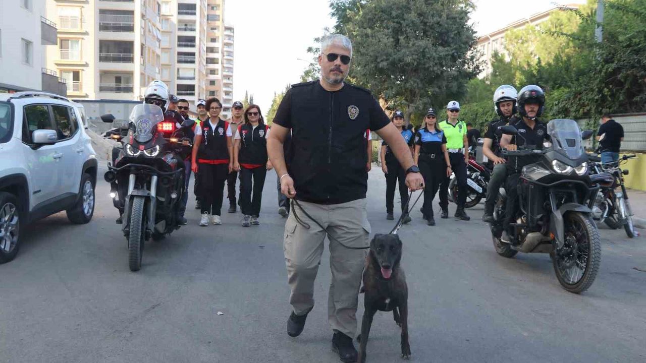 Adana'da okulların ilk gününde polisten güvenlik uygulaması