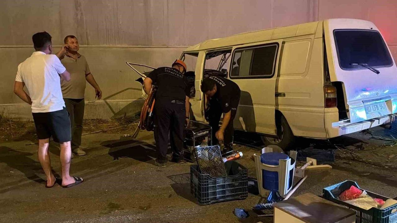 Antalya'da panelvan kontrolden çıktı: 1 yaralı