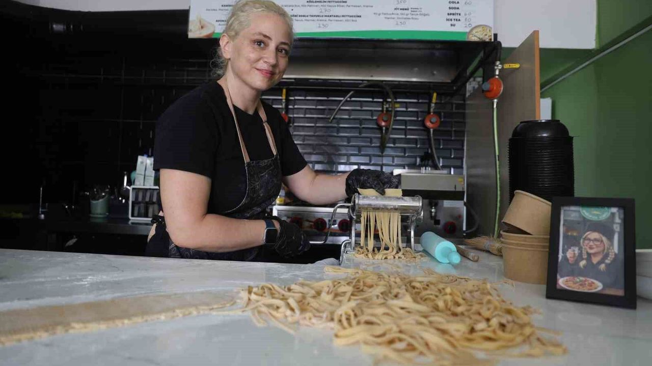 Depremin pes ettiremediği kadın, gastronomi şehrinde el açması makarnasıyla vatandaşların damak tadını değiştirdi