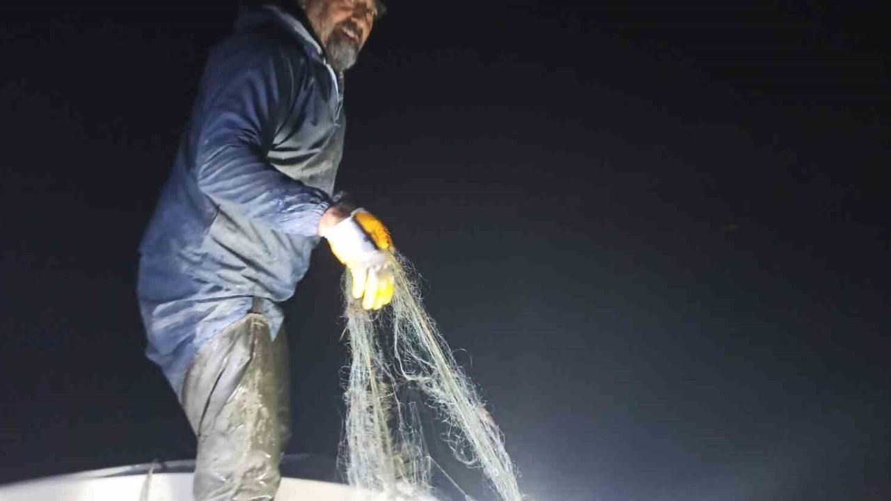 Kovada Gölü'nde Kaçak Avcılığa Gece Baskını: 600 Metre Ağa El Konuldu