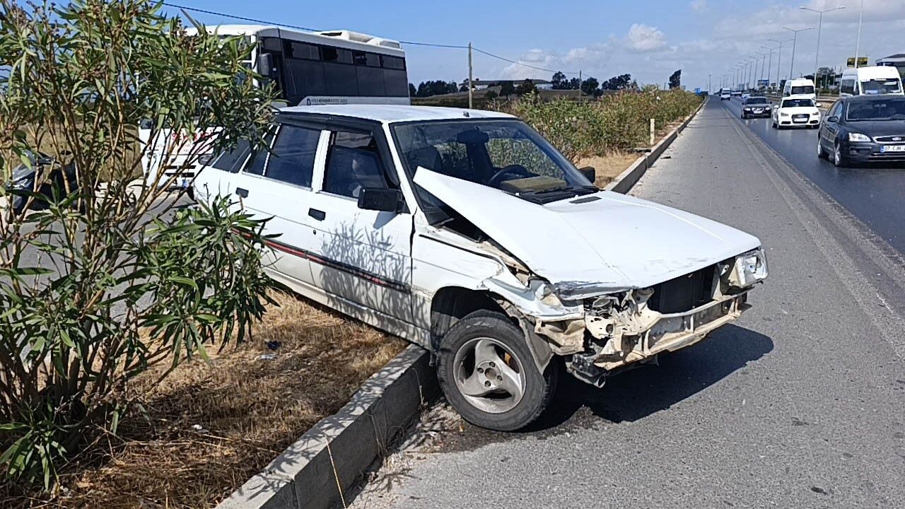 Manavgat'ta kaza yapan araç refüjde asılı kaldı