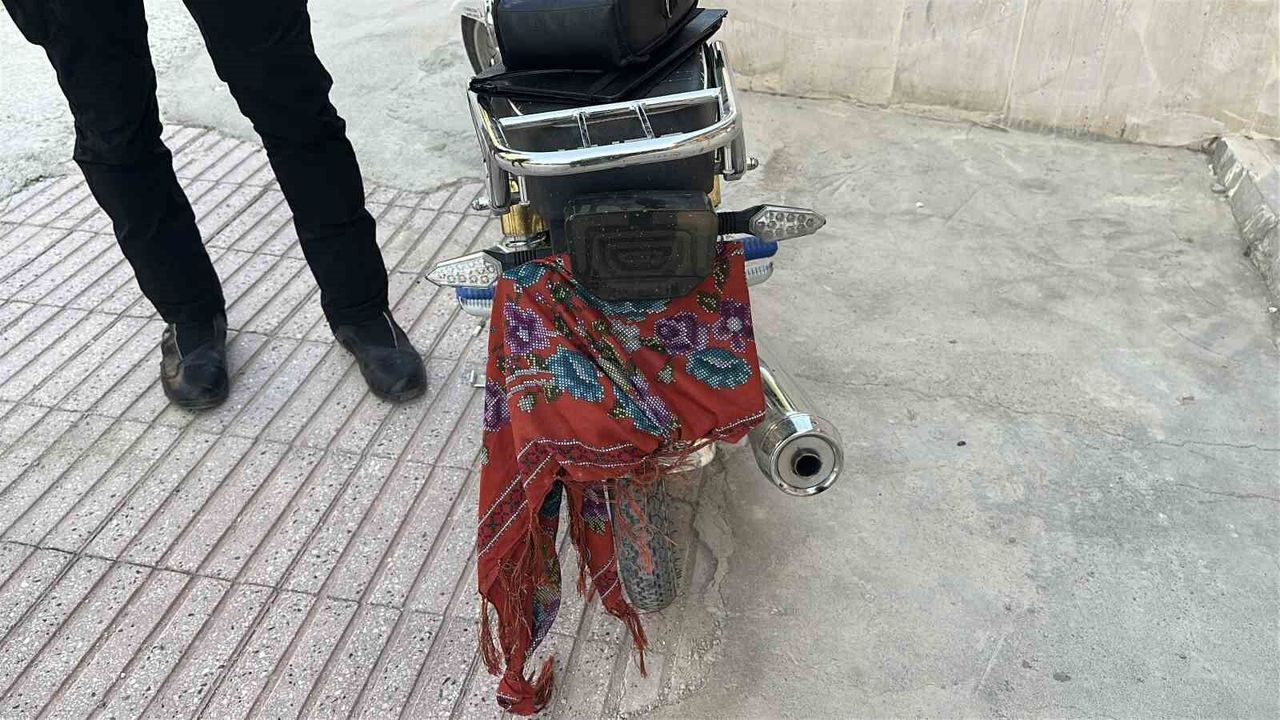 Polis sınav merkezi kapısında sürücüyü bekledi