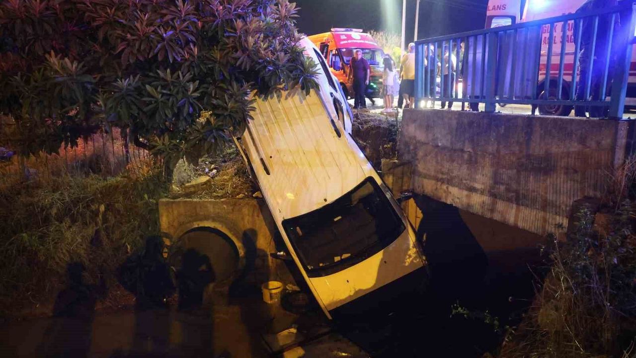 Adana'da şiddetli yağışta kayan otomobil sulama kanalına düştü: 2 yaralı