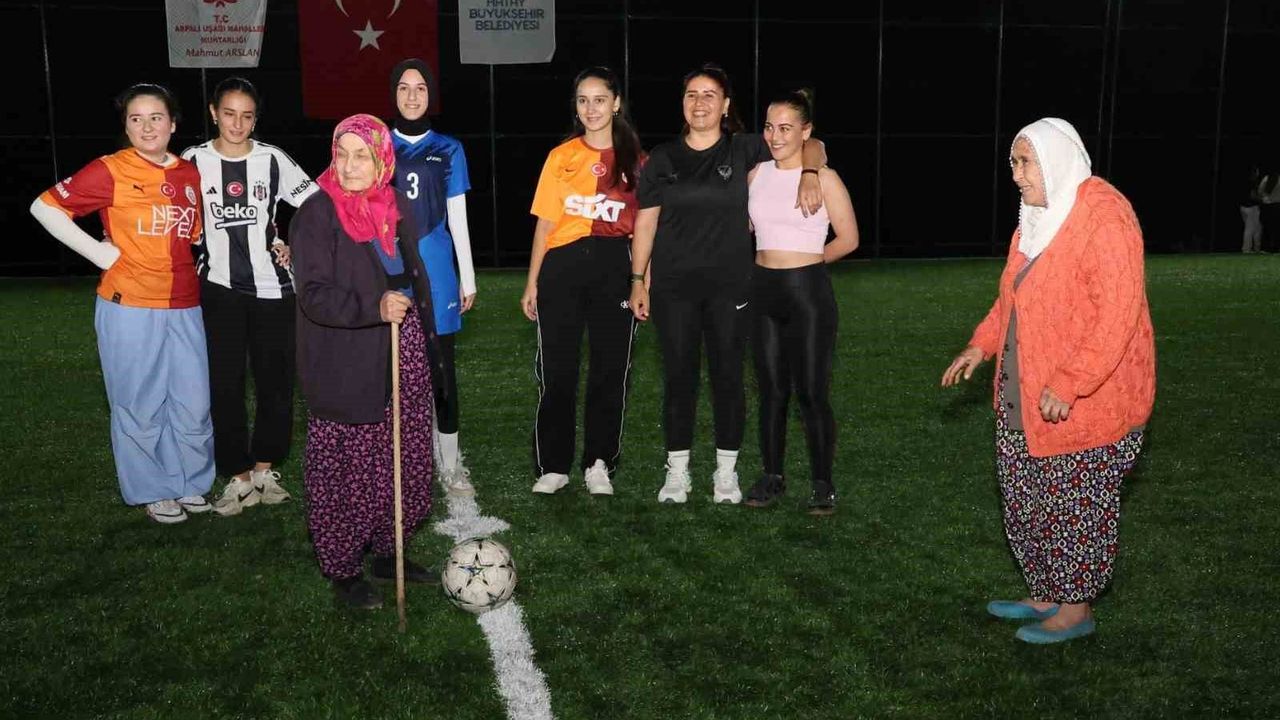 Başlama vuruşunu bastonlu teyzelerin yaptığı halı saha maçında kadınlar kıyasıya mücadele etti