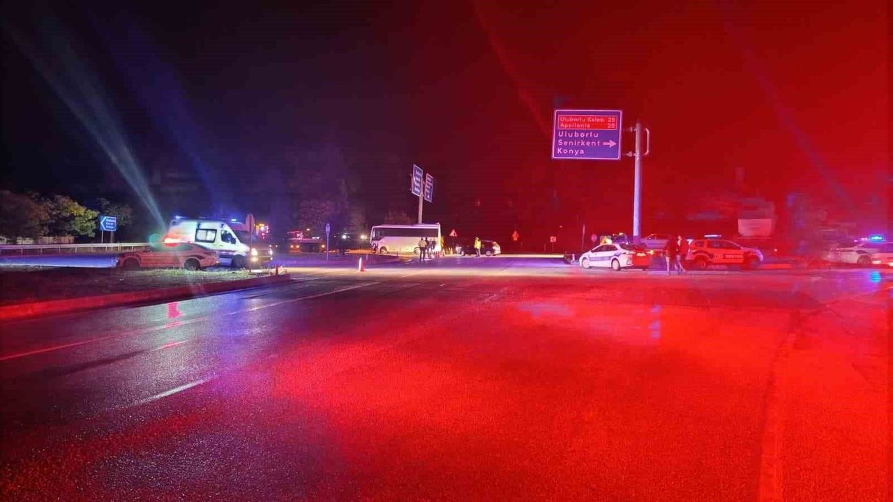 Isparta'da tarım işçilerini taşıyan midibüs ile tır çarpıştı: 17 yaralı