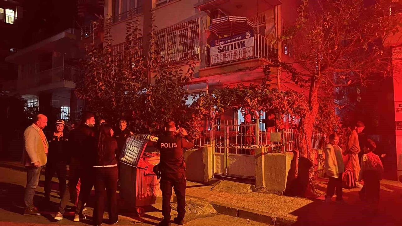 Mersin'de 3 katlı binanın zemini çökmesi: 40 kişi tahliye edildi