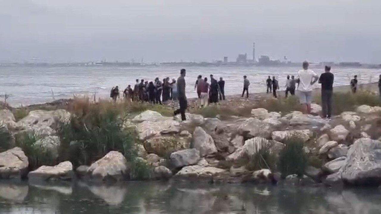 Mersin'de denize giren 3 gençten biri hayatını kaybetti