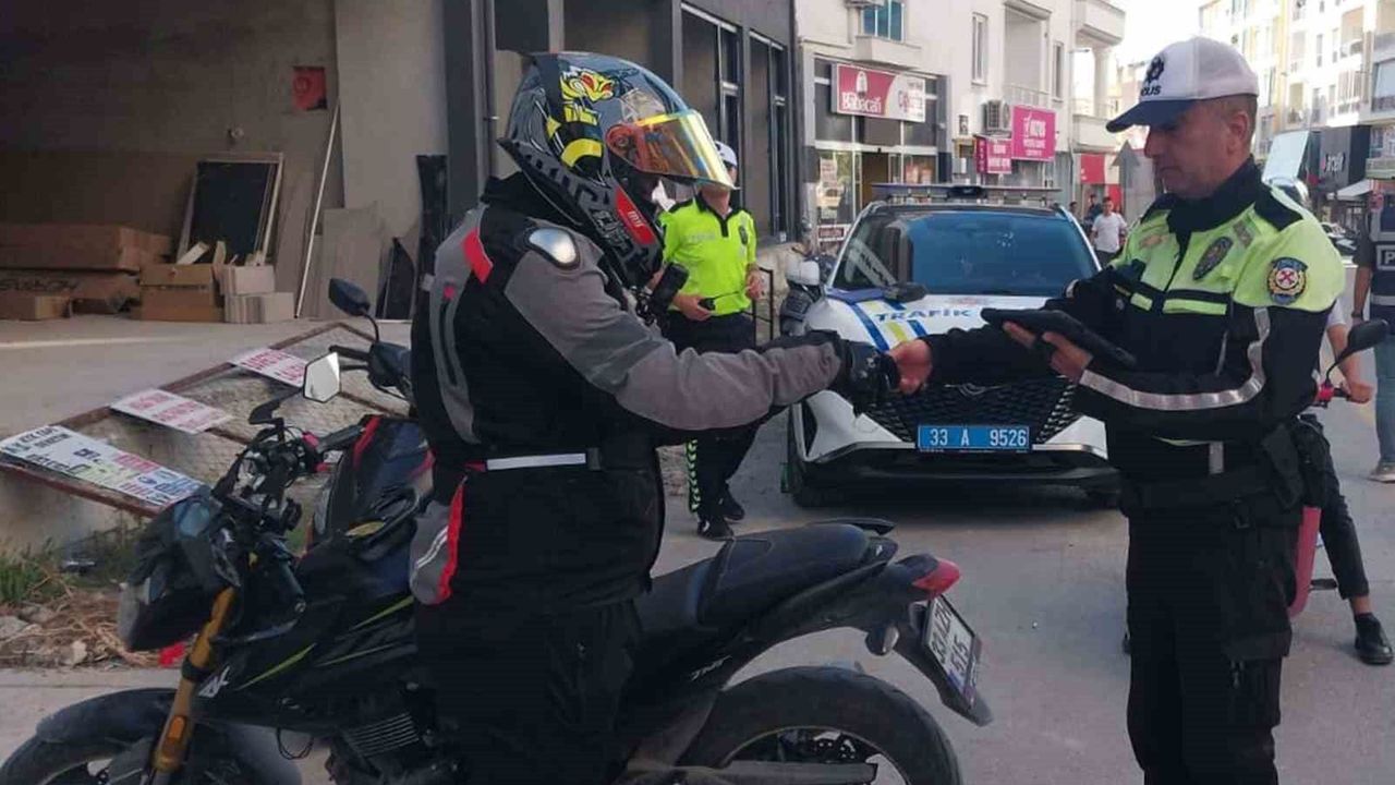 Mut'ta polis ekipleri kural tanımayan sürücülere göz açtırmıyor