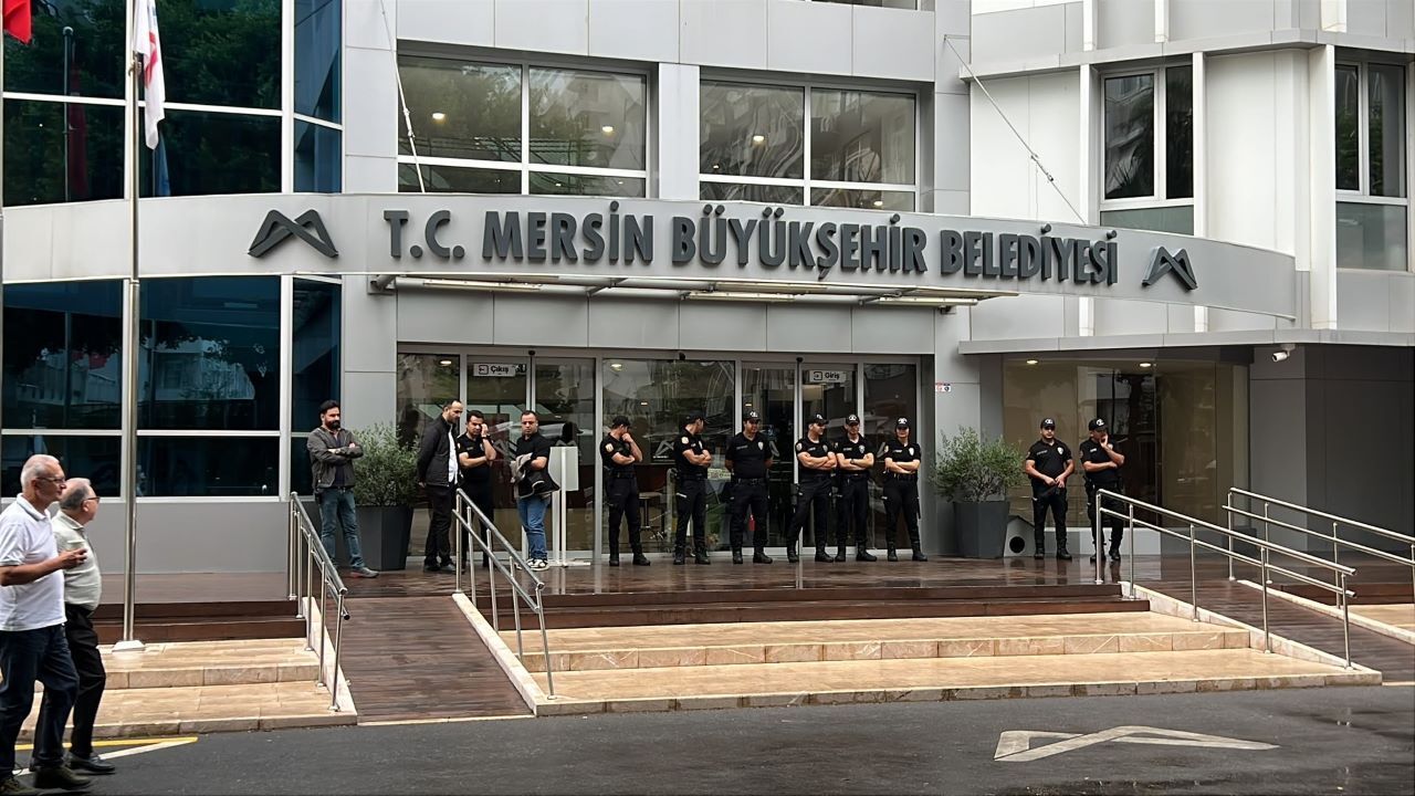 Mersin’de 3 belediyeye operasyon: Vahap Seçer’in de aralarında olduğu 59 kişi gözaltında