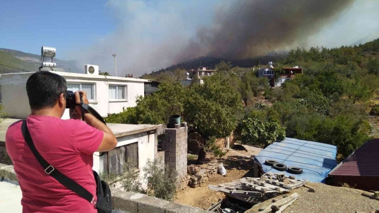 Mersin’deki orman yangını sürüyor: 30 ev tedbiren boşaltıldı
