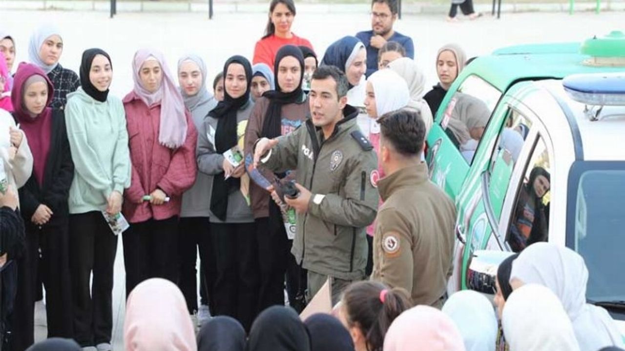 Mersin'de HAYDİ ekipleri hayvan sevgisi aşılıyor