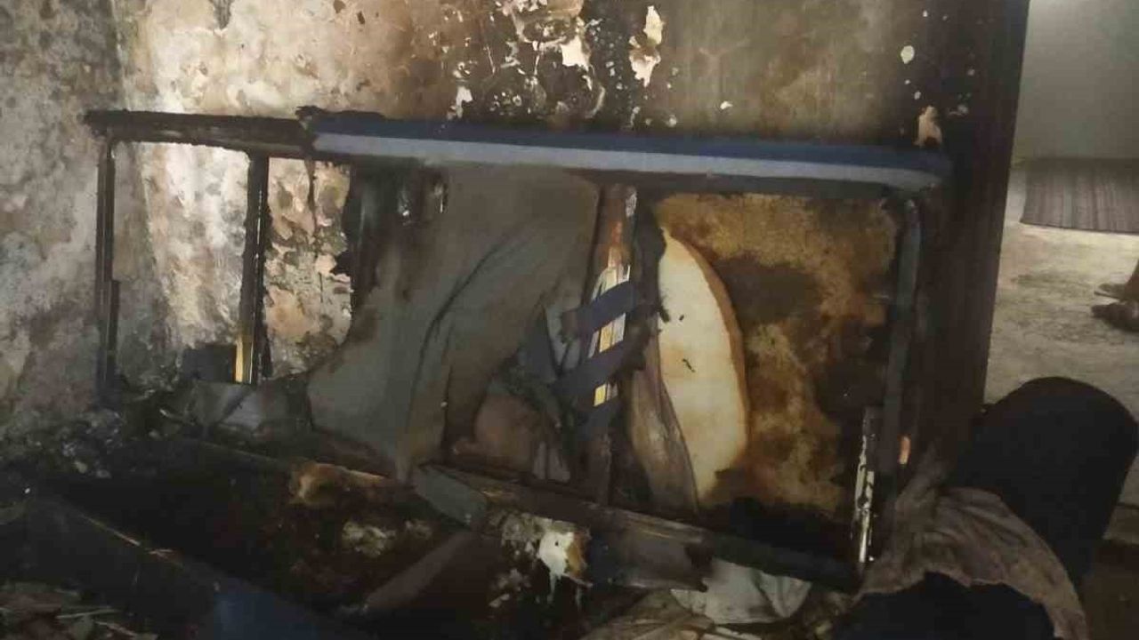 Evde çıkan yangında bir oda tamamen yandı
