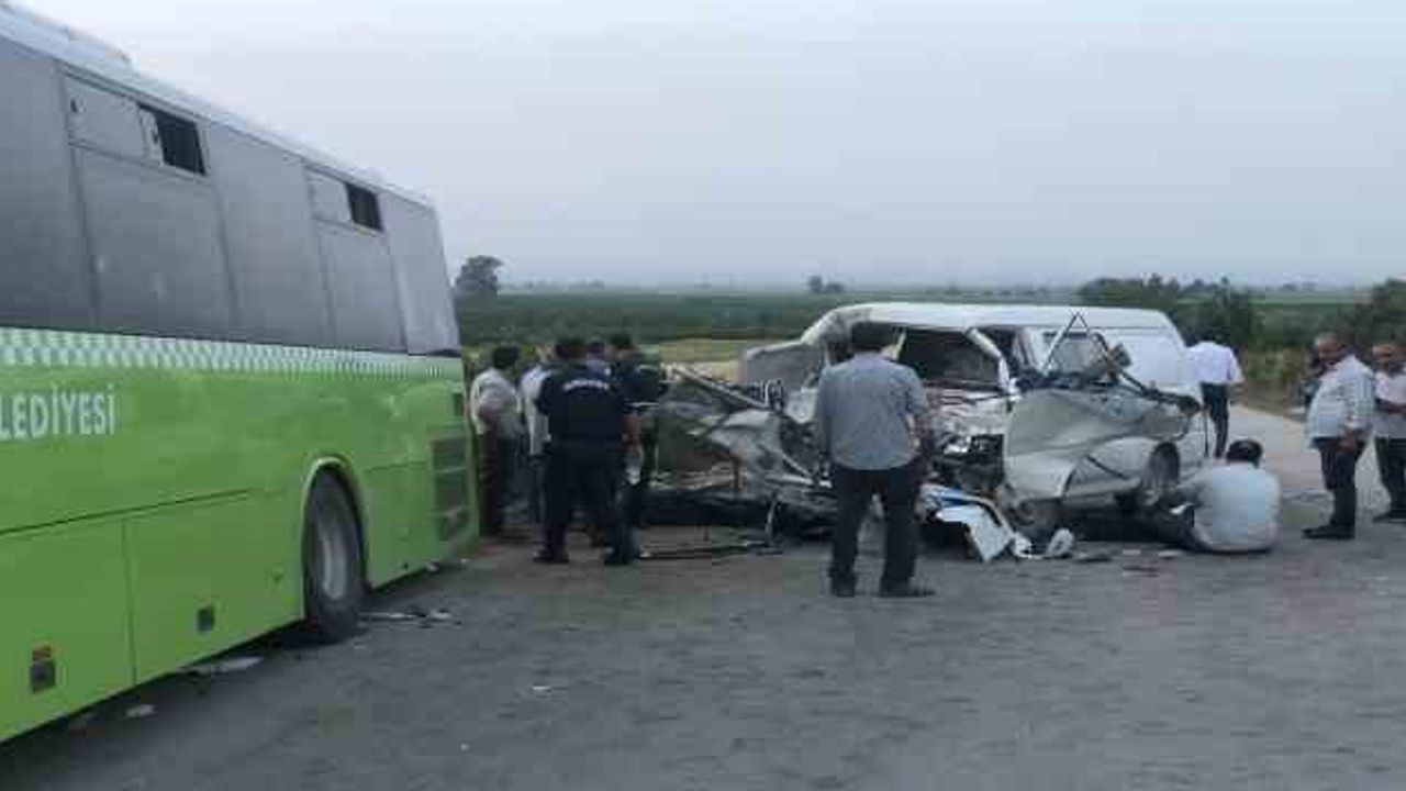 Adana’da belediye otobüs ile panelvan araç çarpıştı: 2 ölü, 10 yaralı

