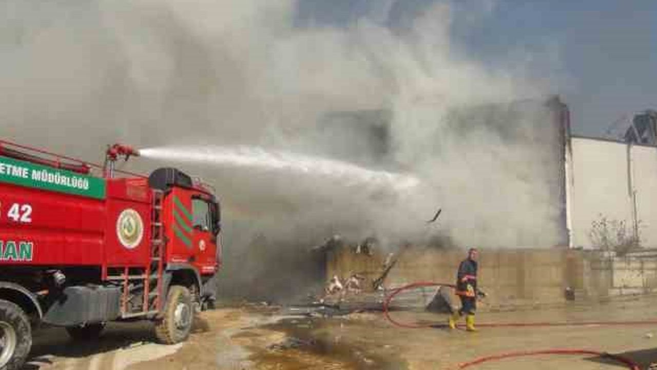 Mersin Silifke OSB’de mobilya fabrikası yangını, ekipler müdahale ediyor
