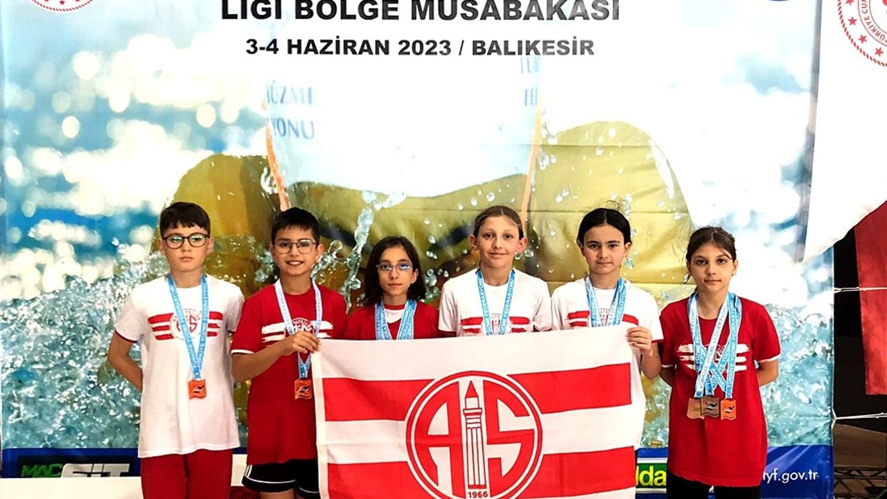Antalyaspor’un minik kulaçları ilk ulusal yarışta kürsüye uzandı
