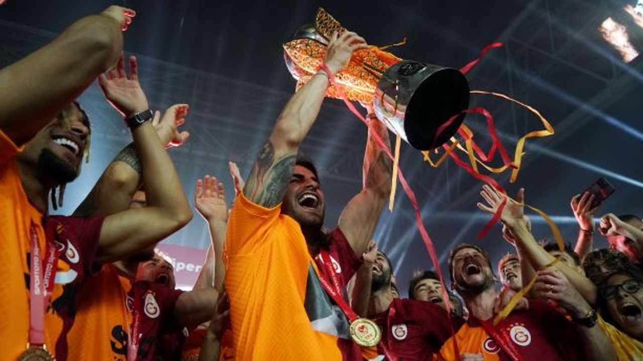 Sarı-kırmızılı futbolcular, 23. Süper Lig şampiyonluğunu doyasıya kutladı
