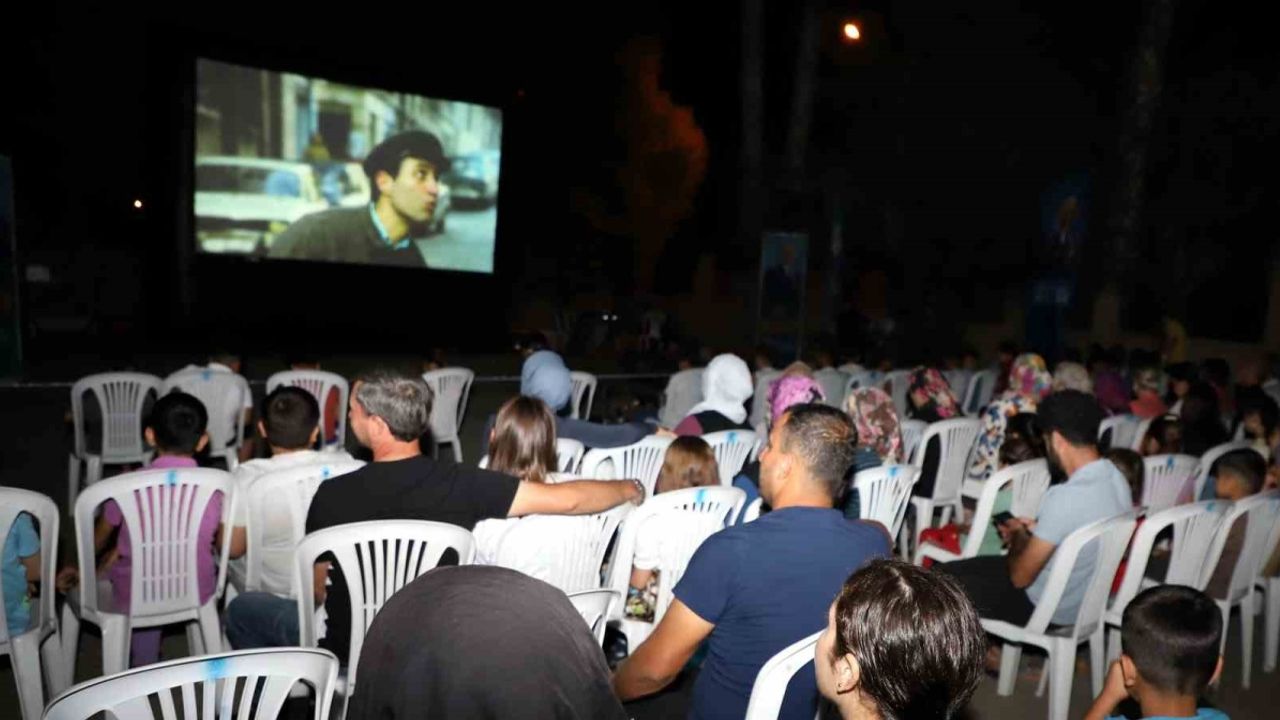 Akdenizliler açık hava sinemasıyla nostalji yaşıyor
