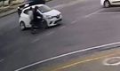Otomobille çarpışan motosikletteki 2 kişi yaralandı, kaza kameraya yansıdı