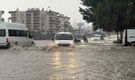 Tarsus'u sağanak vurdu, yollar göle döndü!