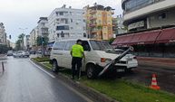 Refüjdeki tabela kamyonu kurtardı
