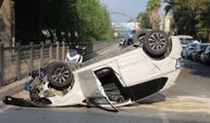 Kontrolden Çıkan Araç Üst Geçitten Düştü