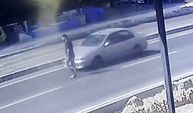 Otomobil yayaya çarptı, kaza anı kameraya yansıdı