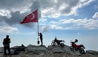 Zorlu Parkur, Kutsal Görev: Zirvede Bayrak Değişimi