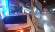 Mersin'de Akılalmaz Kaza: Kapı Araca Saplandı!