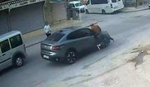 El sallayıp karşıya geçmek isterken otomobil çarptı