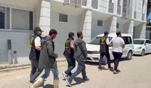 Kendilerini polis olarak tanıtıp vatandaşları dolandırdılar