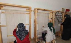 Alanya Belediyesi kurslarında öğrencilere kilim dokuma dersi