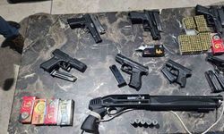 Cinayet sonrası yapılan aramalarda evlerden cephanelik çıktı