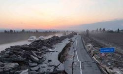 Hatay’da 4 metre kırılmaların olduğu yolda, depremin 3. gününde başlayan çalışmalar aralıksız devam ediyor