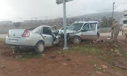 Hatay’da iki araç çarpıştı:3 yaralı