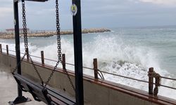 Akdeniz’de dev dalgalar kıyıları yuttu!