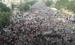 Pakistan’da binlerce öğrenciden Filistin’e destek yürüyüşü