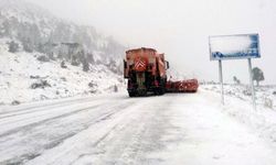 Antalya-Konya Karayolu kar sebebiyle bekletilen tırların geçişine açıldı