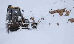 Antalya’da ekiplerin karla mücadelesi