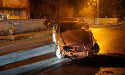 Burdur’da kontrolden çıkan otomobil bahçe duvarına çarptı: 2 yaralı