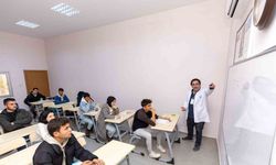 Gülnar’da öğrenciler kurs merkezinde eğitim almaya devam ediyor