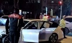 Mersin’de silahlı saldırıya uğrayan sürücü aracıyla refüje çarptı