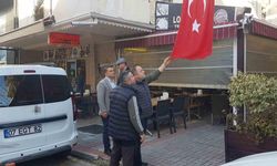 Türk bayrağını bıçakla kesen şahıs, önce güvenlik kameralarına sonra polise yakalandı
