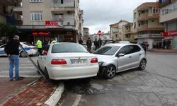 Manavgat'ta trafik kazasında 2 araç çarpıştı: 1 yaralı